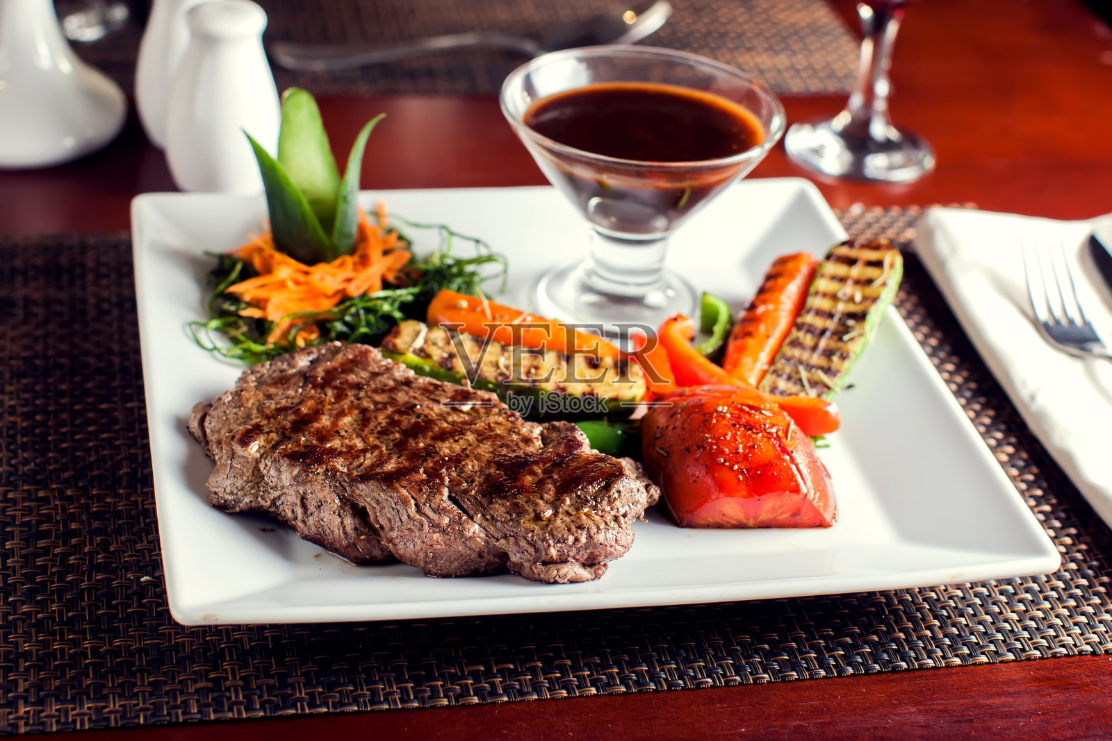 白盘子上的牛排配烤蔬菜。食品的概念照片摄影图片