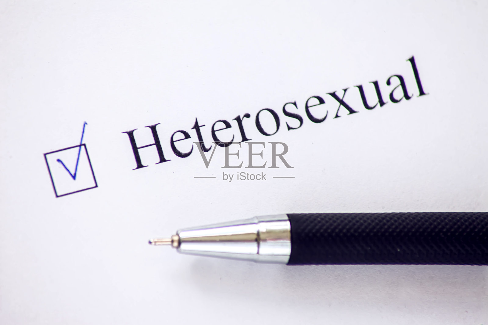 白纸上写着异性恋的清单。复选框的概念。照片摄影图片