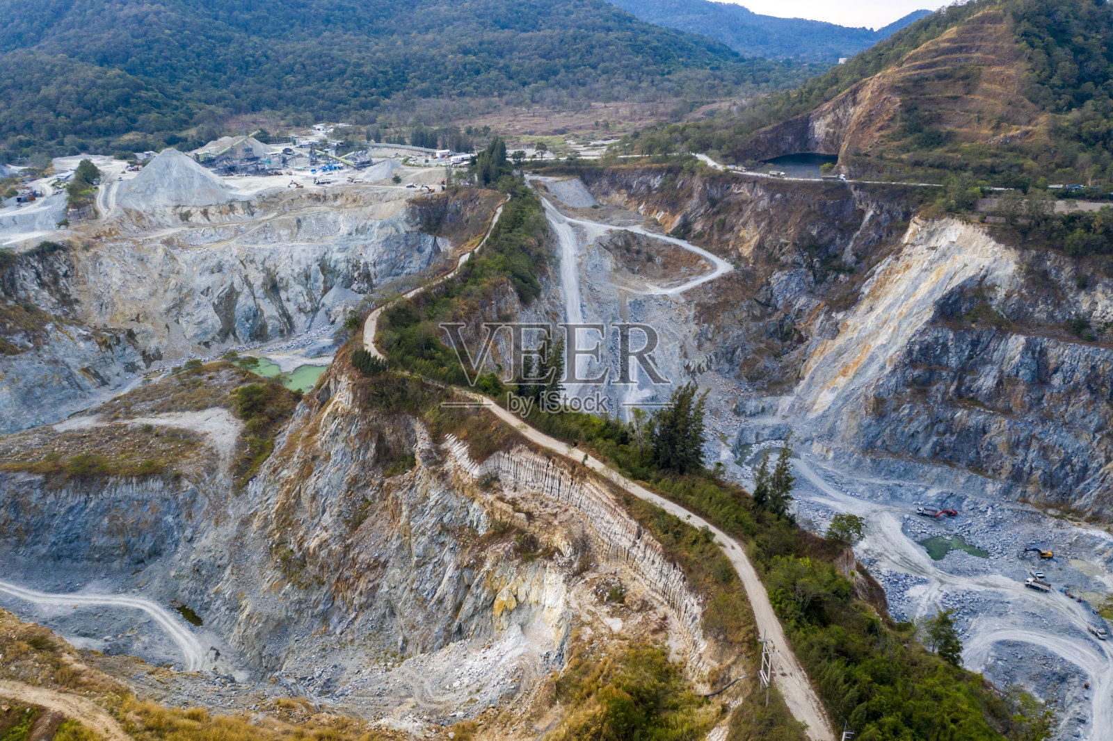 建筑和工业的大型采石场鸟瞰图。照片摄影图片