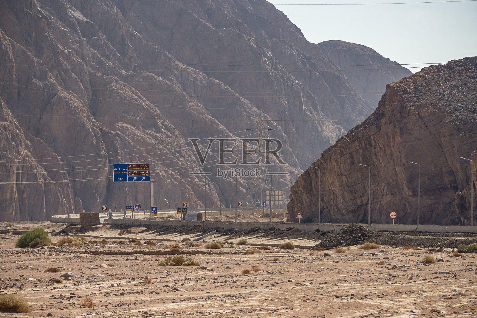 穿过西奈半岛壮丽山脉的沥青路照片摄影图片