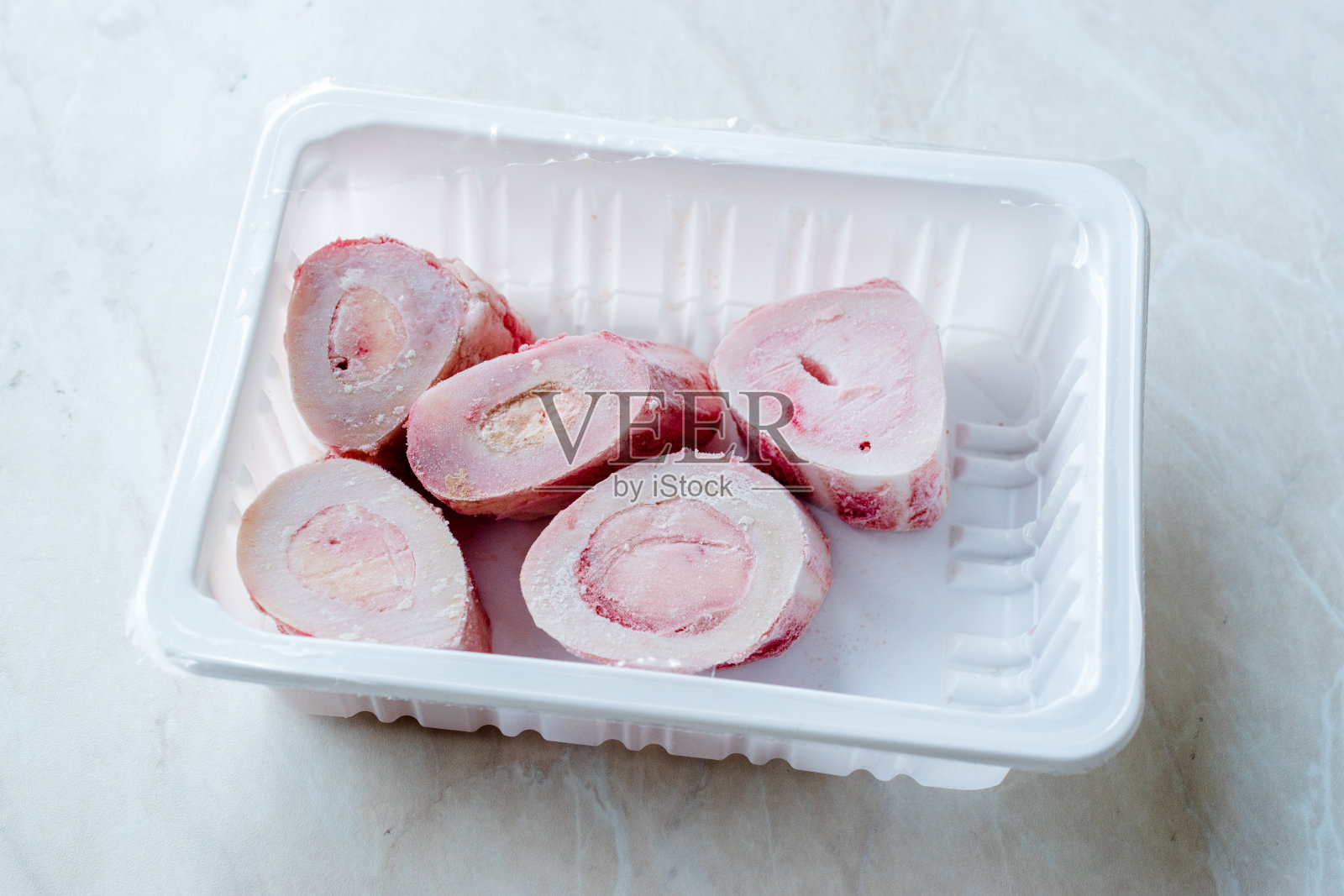 冷冻生牛肉骨容器/塑料盒包装照片摄影图片