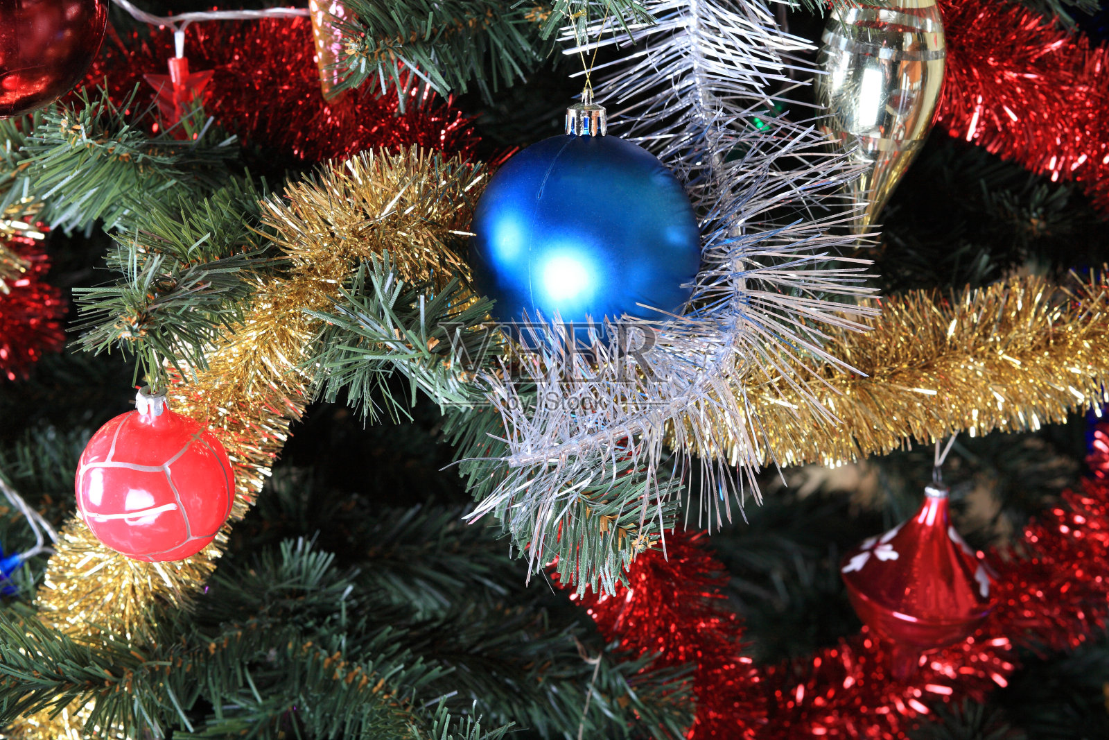 绿色的圣诞冷杉上的玩具照片摄影图片