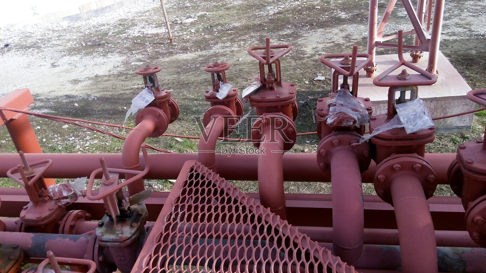 输油管道上用于抽油的阀门照片摄影图片