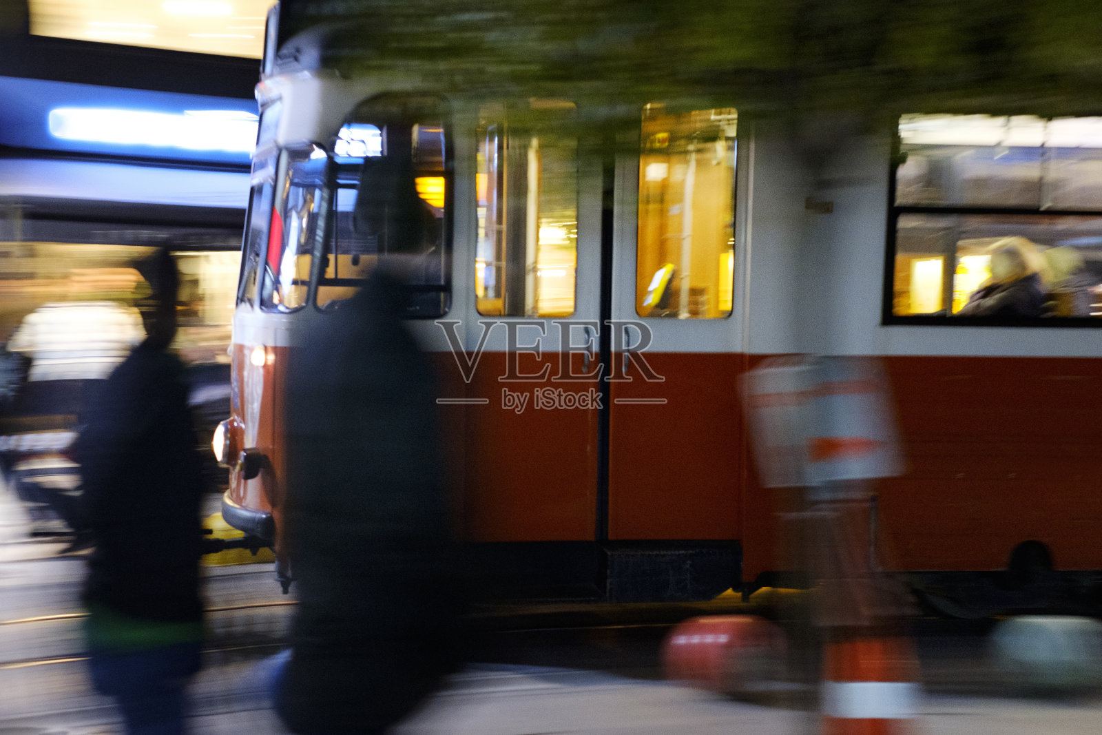 红色电车在巴哈里耶街，怀旧的Moda电车，卡迪科伊，伊斯坦布尔照片摄影图片