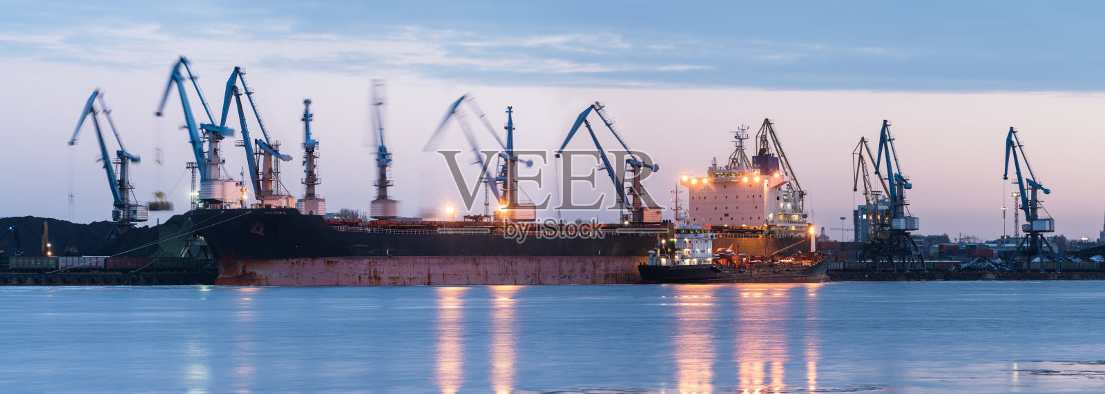 拉脱维亚多加瓦河附近的里加港，一艘大型货船照片摄影图片