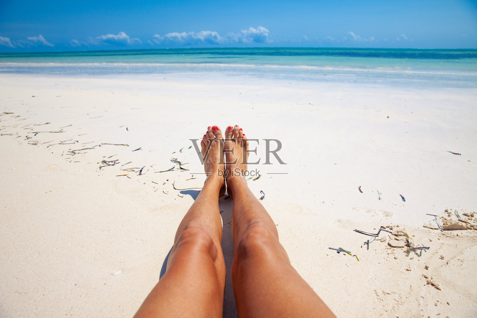 沙滩上女性的腿-个人视角照片摄影图片