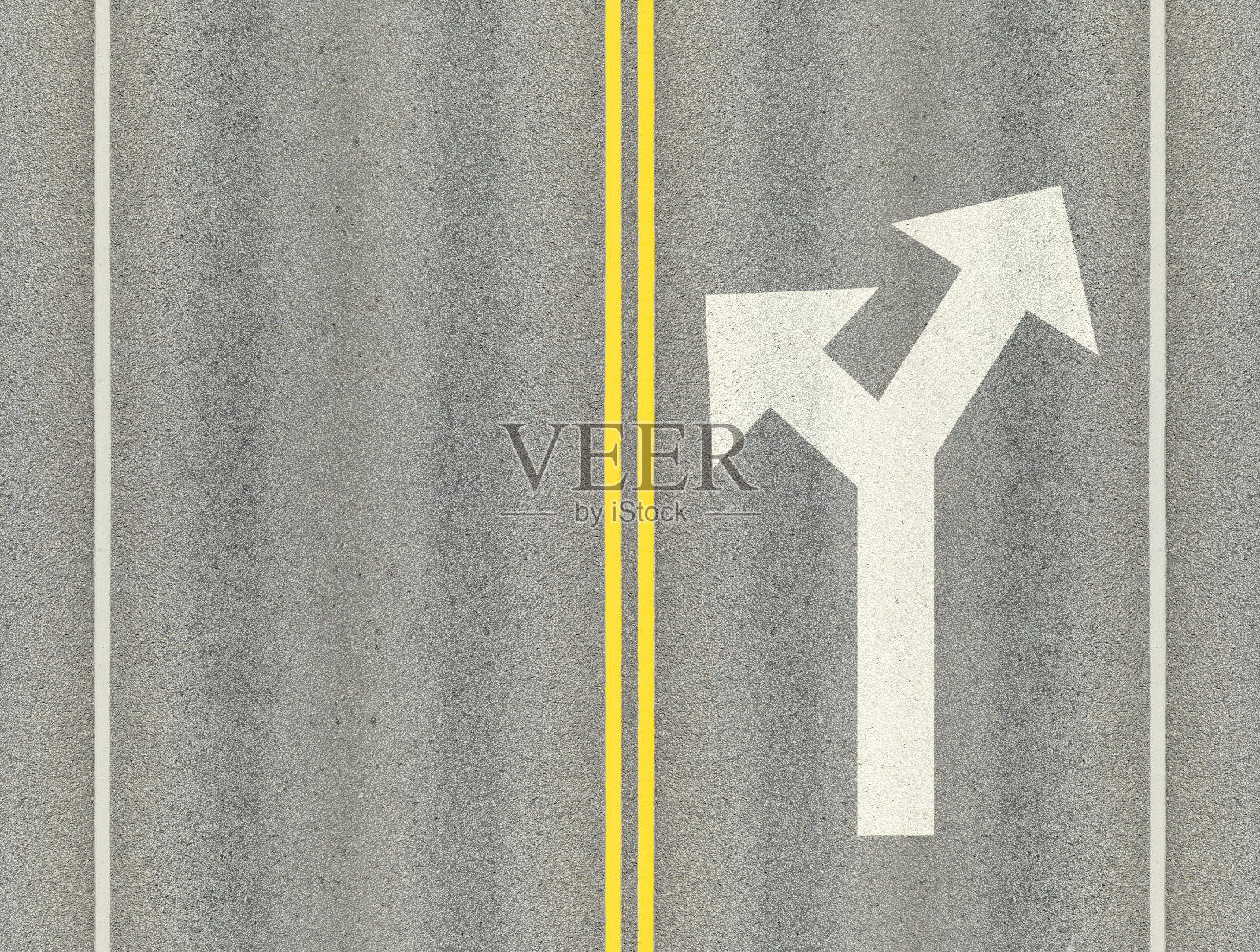 做决定的时间。走向未来。新箭头涂在沥青上。路标照片摄影图片