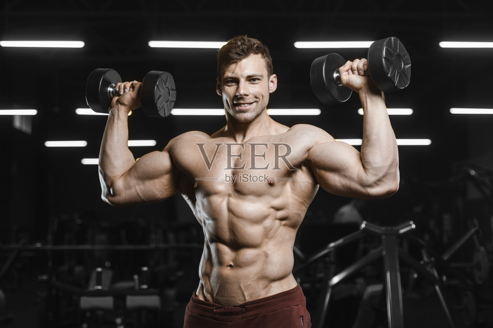 英俊强壮的运动员男子抽肌肉锻炼杠铃卷曲健身的概念背景照片摄影图片