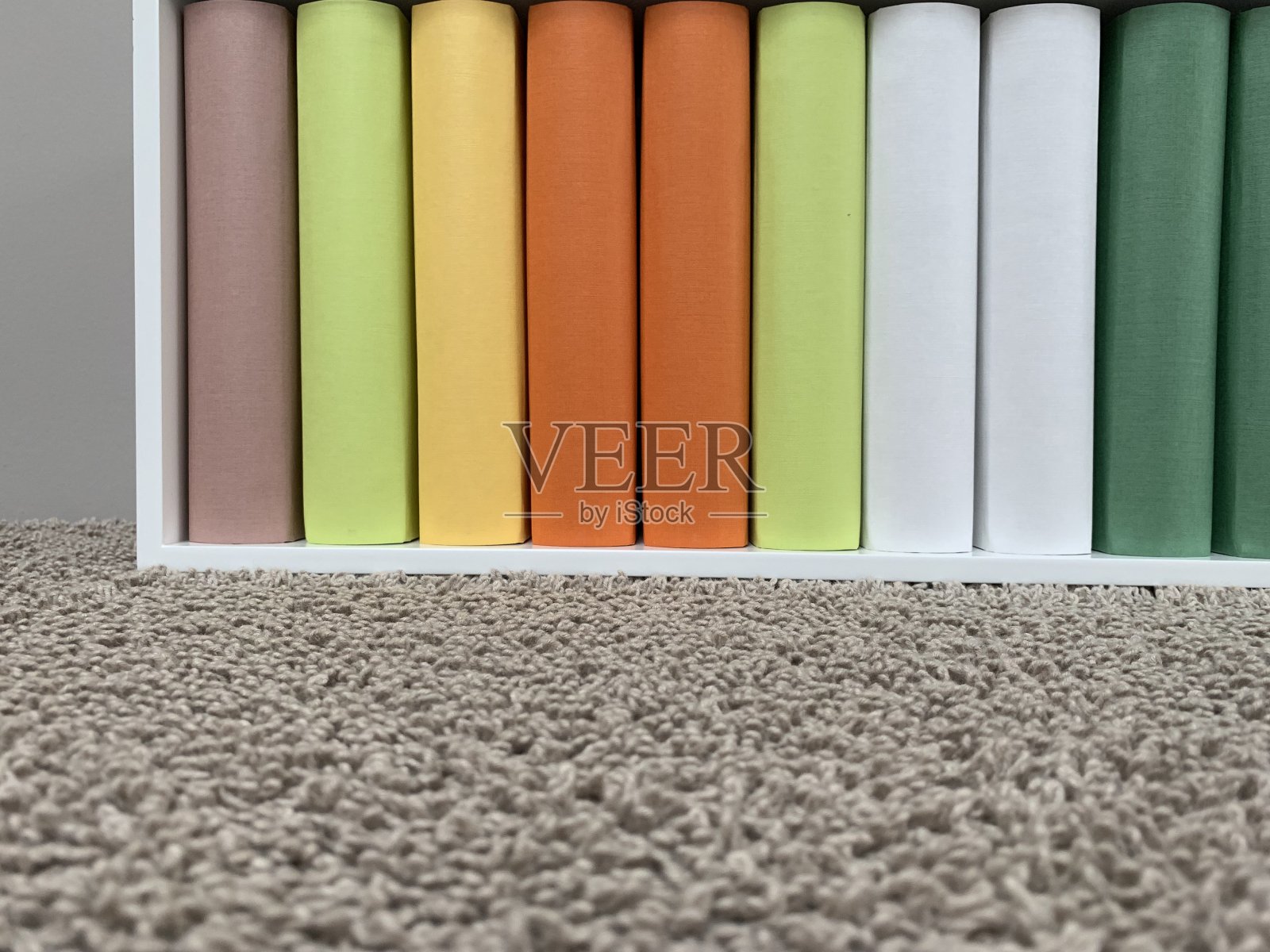 彩色的一般书籍在白色的盒子照片摄影图片