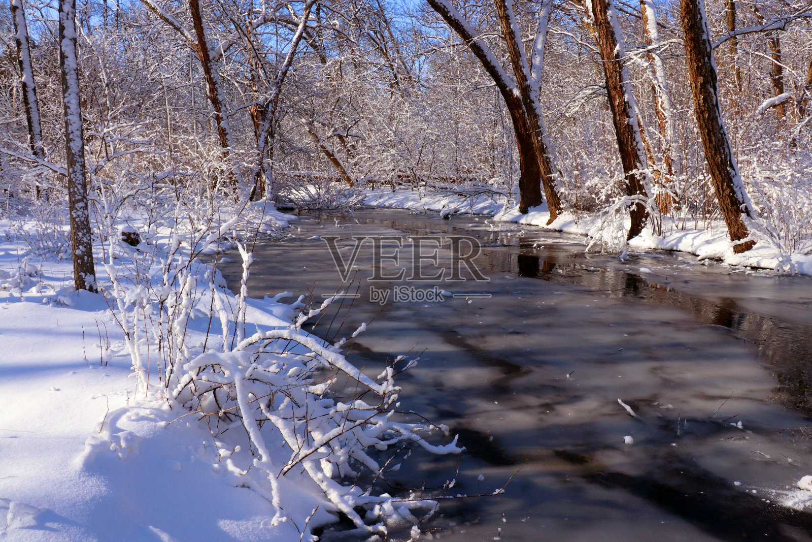 美丽的冬天早晨后下雪的背景。照片摄影图片