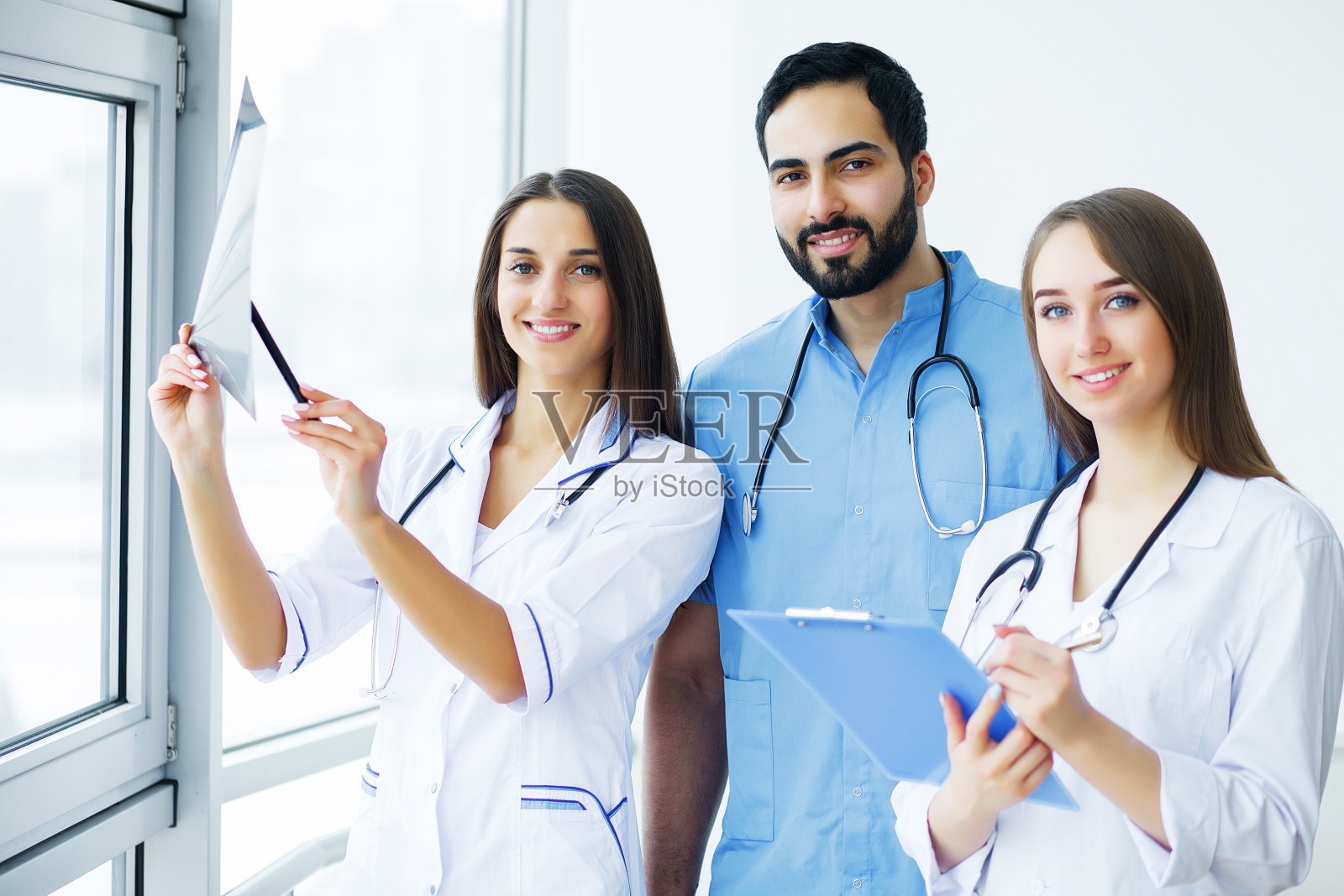 卫生保健。医疗团队在医院里齐心协力医生的团队。照片摄影图片