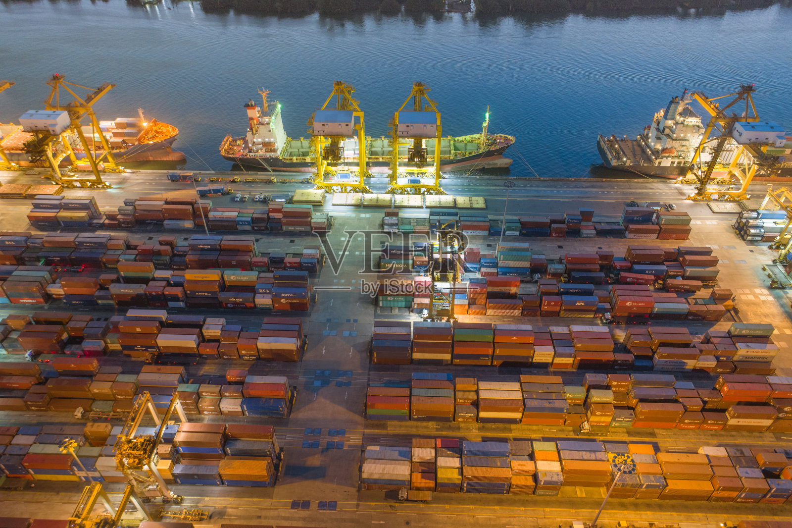 船厂集装箱货轮及货物工作起重机桥的物流运输照片摄影图片