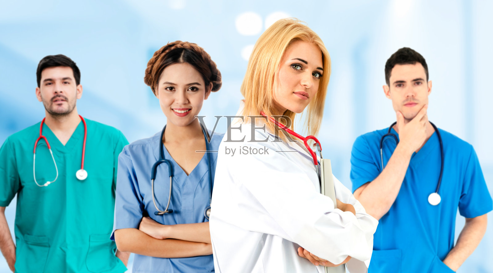 在医院办公室或诊所与其他医生、护士和外科医生一起工作的专业医生。照片摄影图片