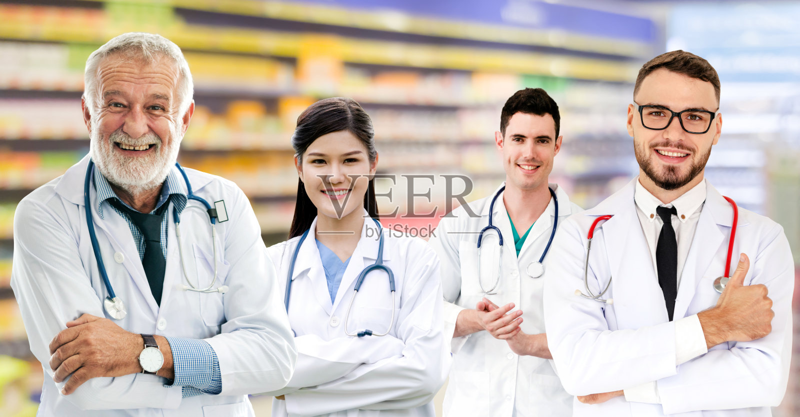 在医院办公室或诊所与其他医生、护士和外科医生一起工作的专业医生。照片摄影图片