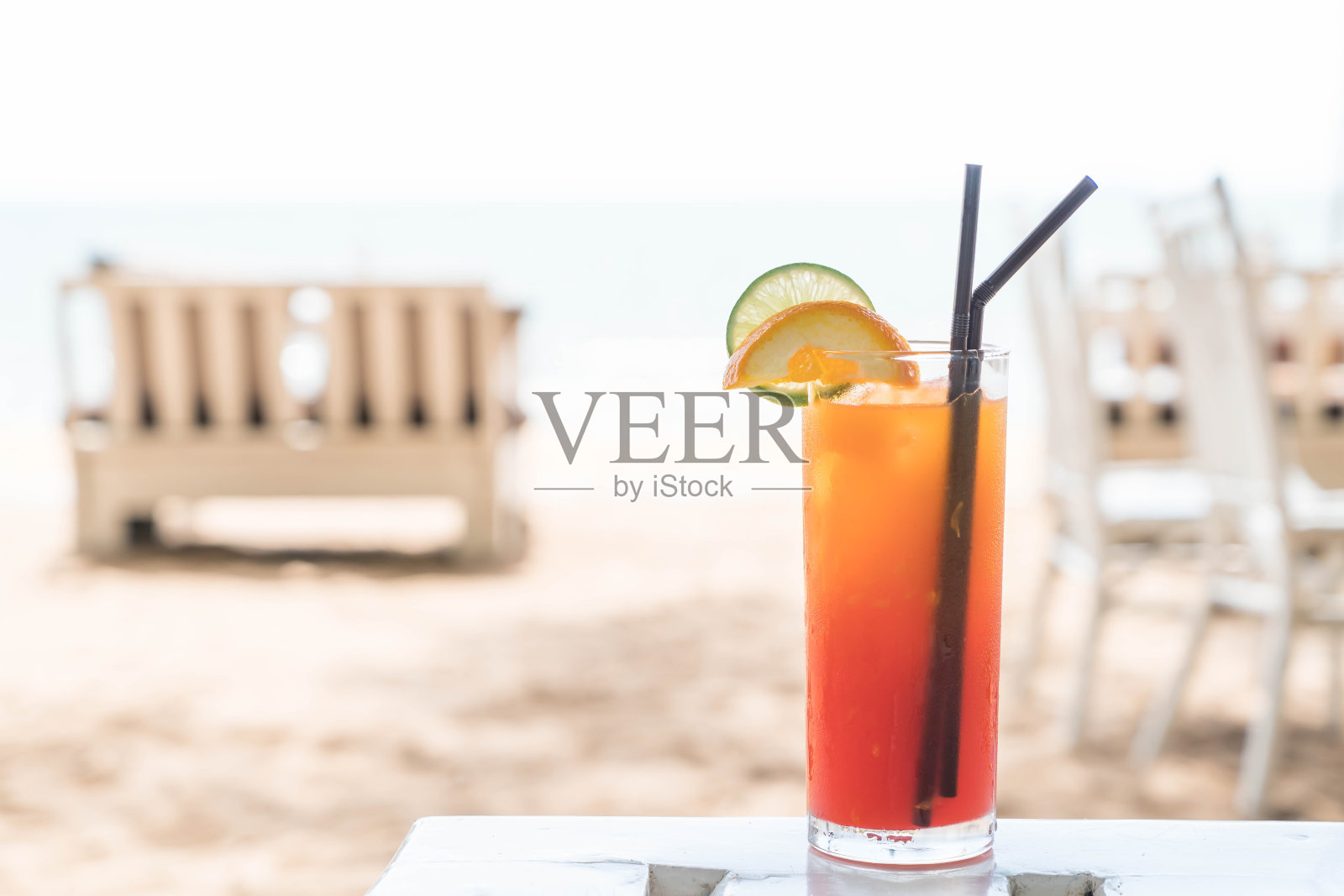 咖啡厅的水果鸡尾酒杯照片摄影图片