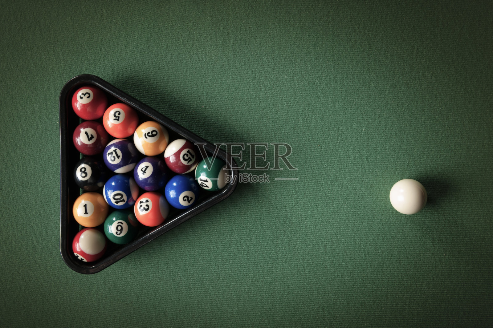 台球在黑暗中照片摄影图片