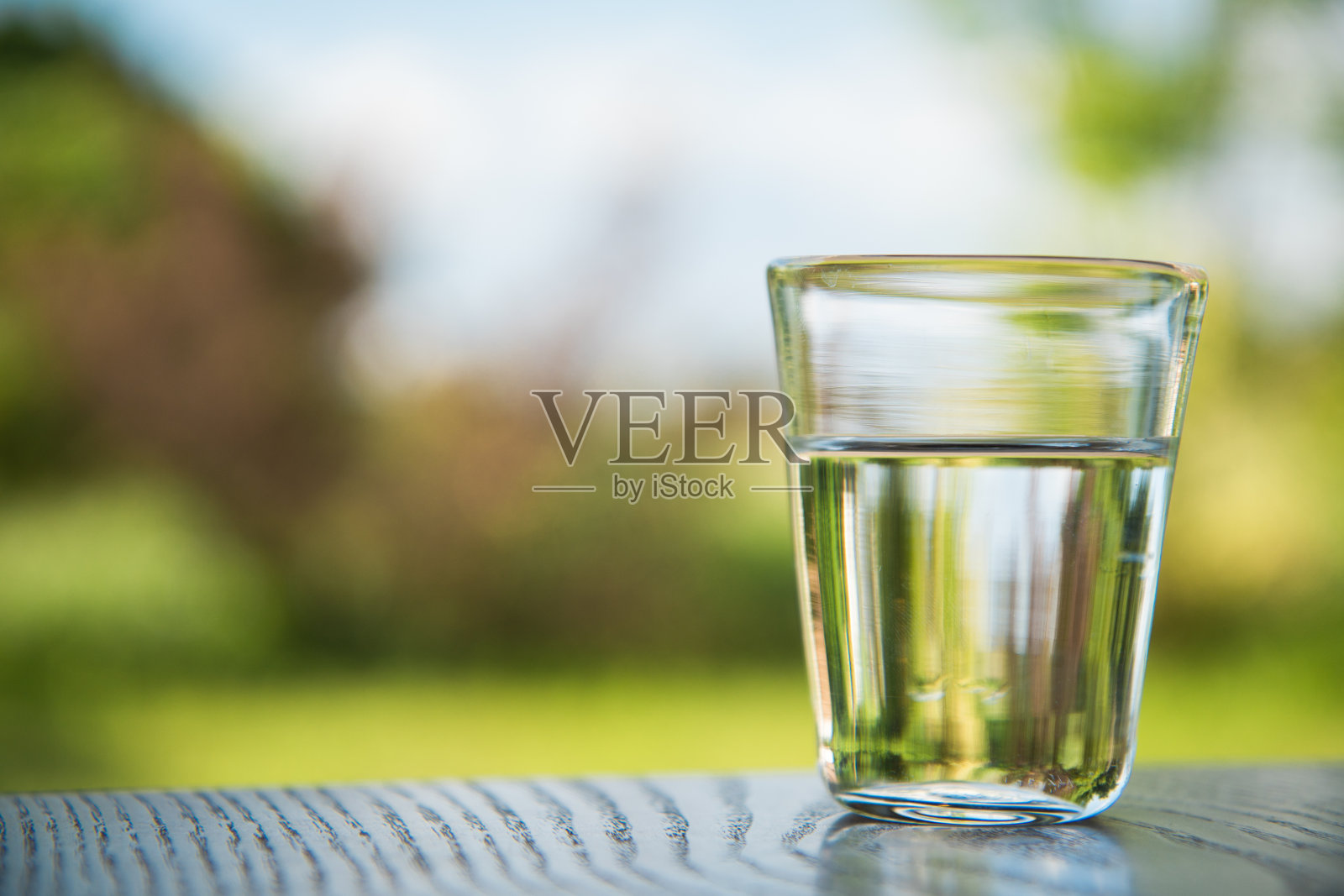 杯中有水和外面的风景照片摄影图片