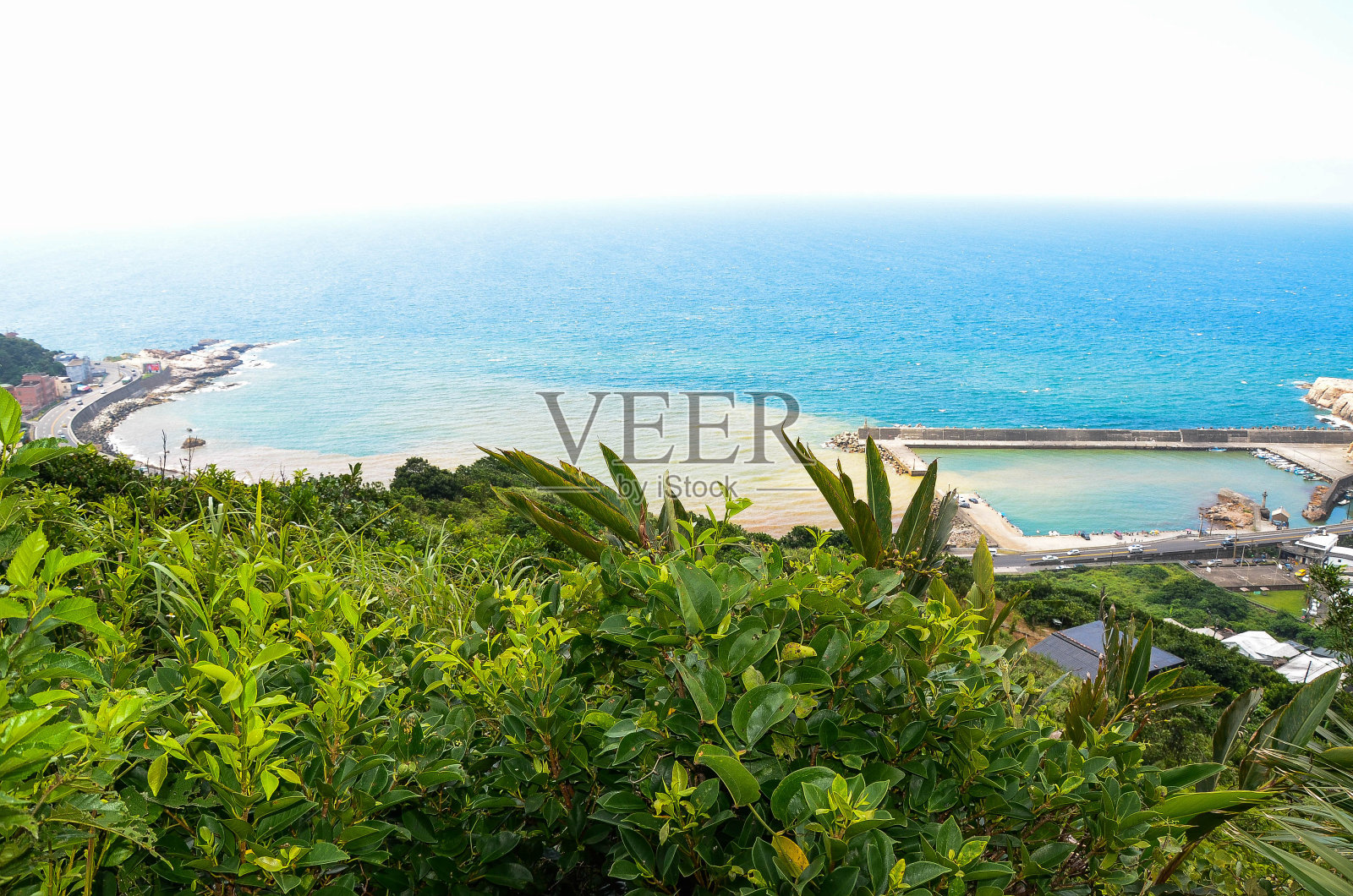台湾台北金瓜石- 2018年7月1日:远眺蜀南东银阳海和C形海湾，是由矿物质自然形成的，以“半金半蓝绿”的海水为特色。照片摄影图片