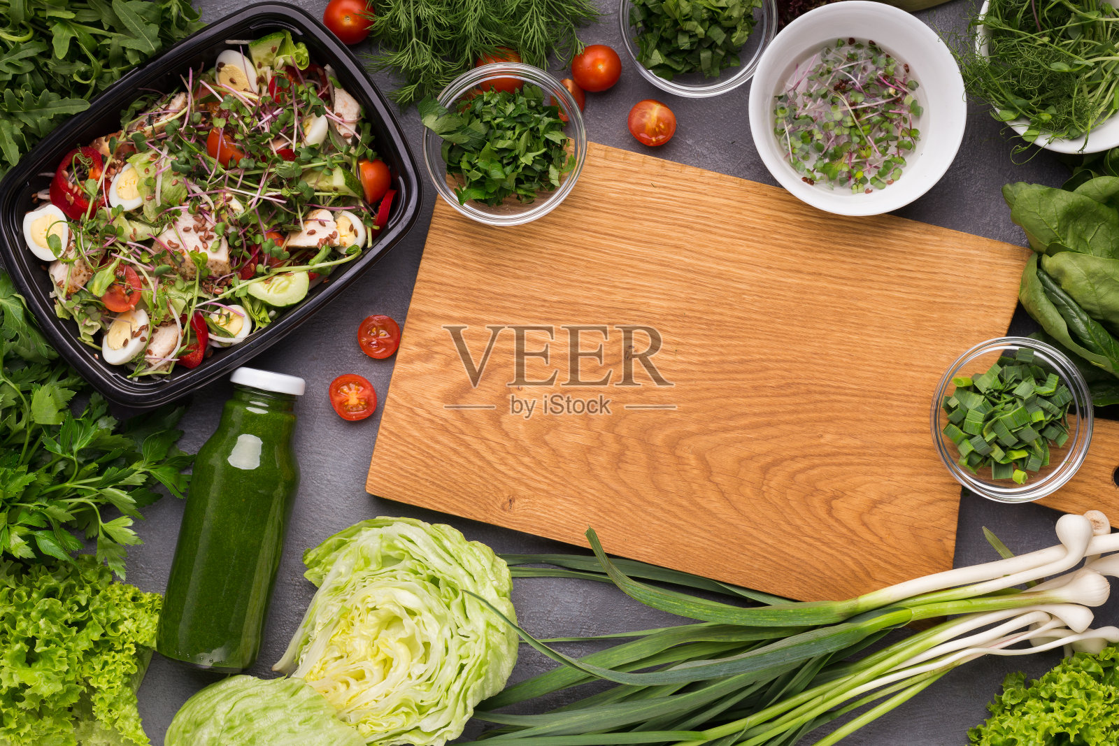 在餐桌上放置配料的食物可以排毒照片摄影图片