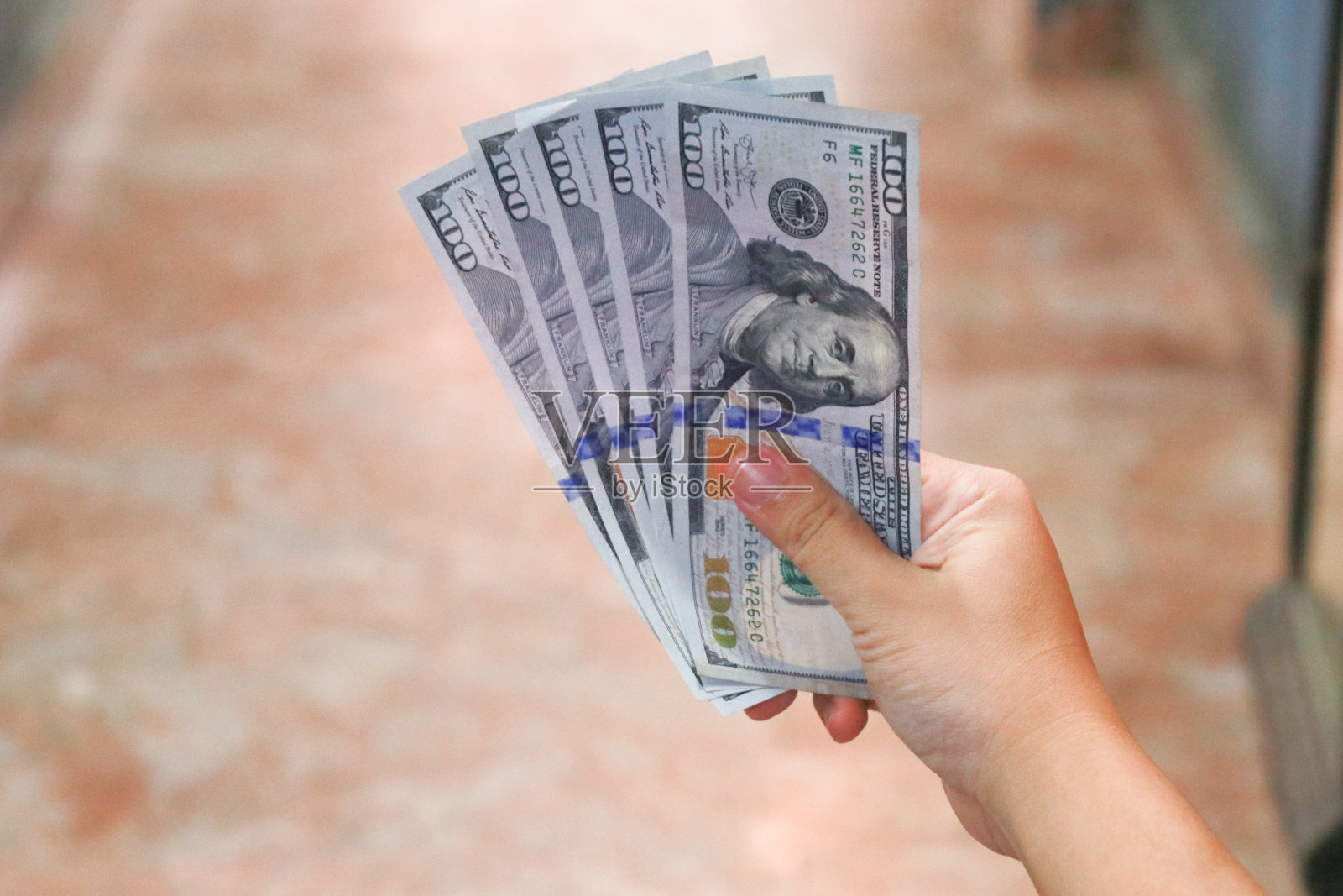 手里拿着美元钞票。美元是美国的官方货币照片摄影图片