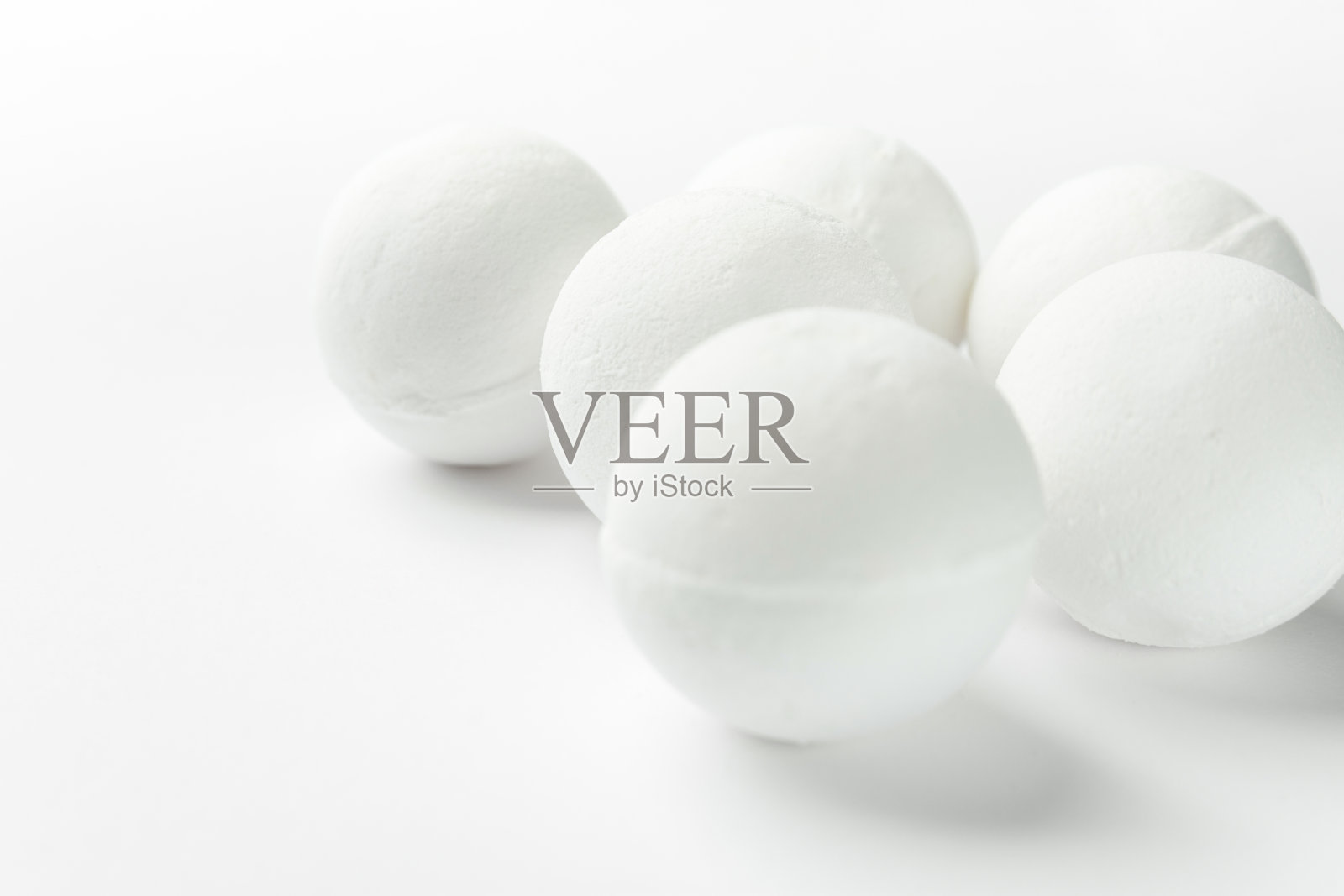 手工盐浴炸弹球形状的有机素食天然成分在白色的背景。水疗养生、身体护理、健康理念。干净简约的风格。本空间照片摄影图片