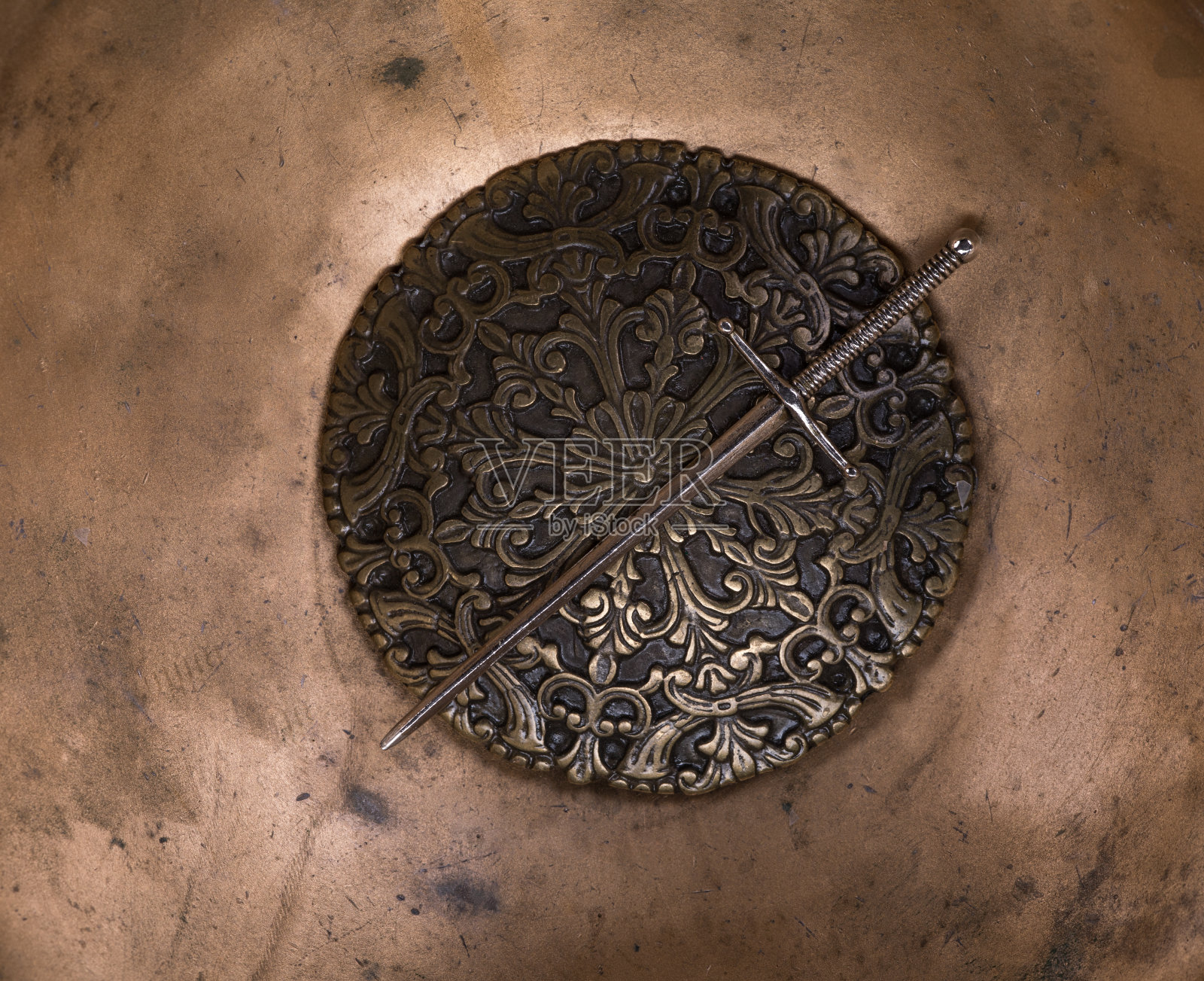 金色背景上的中世纪盾牌和剑照片摄影图片