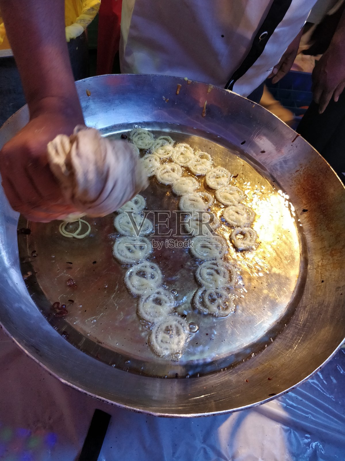 用油锅煎炸，味道鲜美照片摄影图片