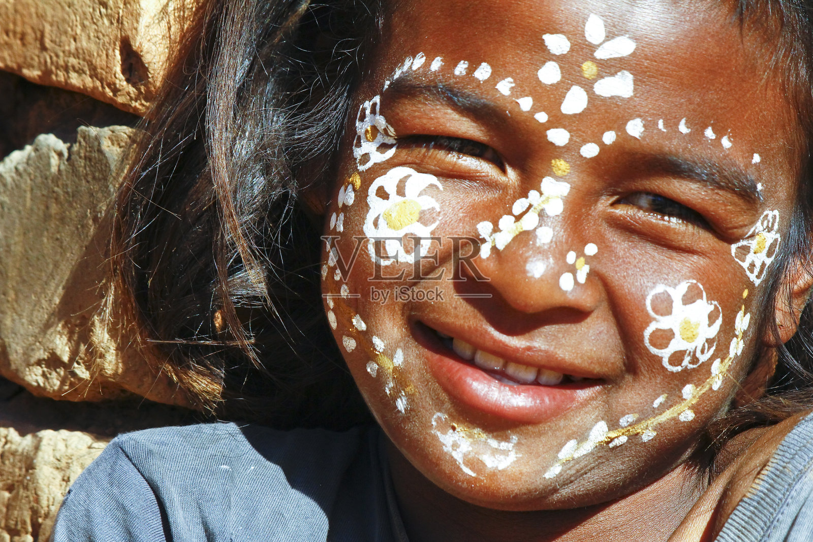 马达加斯加，传统彩绘脸的女孩照片摄影图片