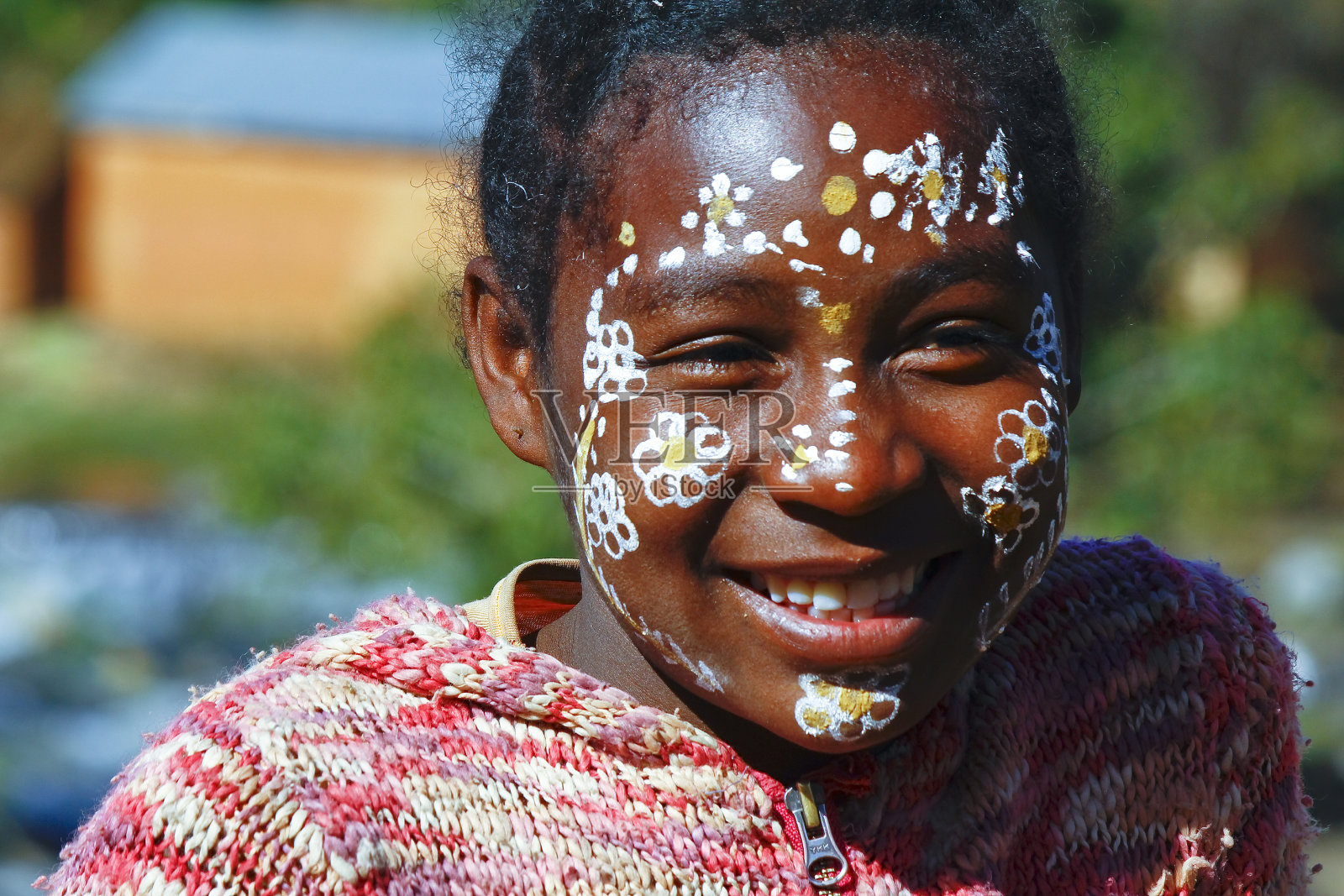 马达加斯加，传统彩绘脸的女孩照片摄影图片