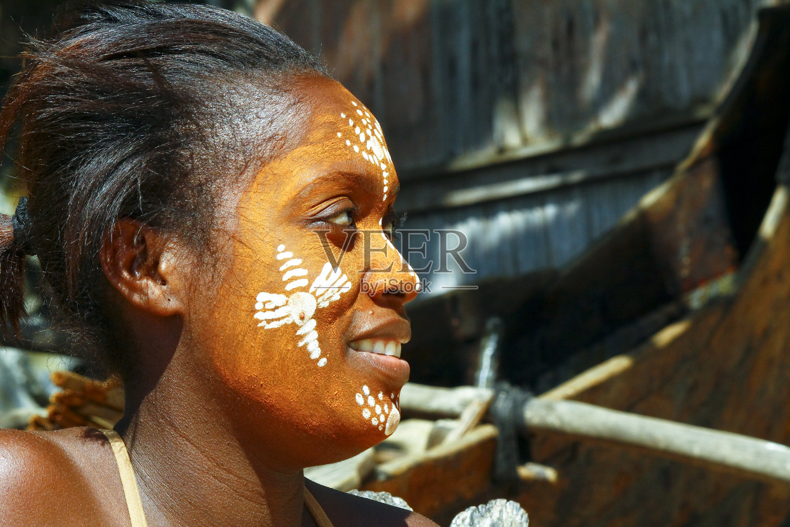 马达加斯加，传统彩绘脸的女人照片摄影图片