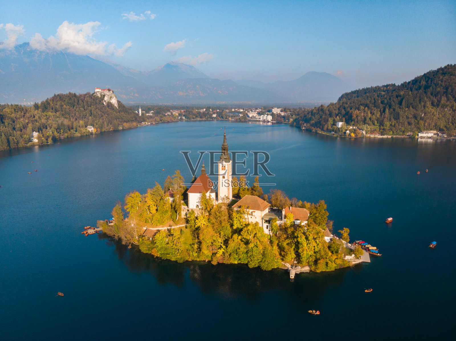 鸟瞰图上的流血湖岛，流血城堡和山的背景，斯洛文尼亚。照片摄影图片