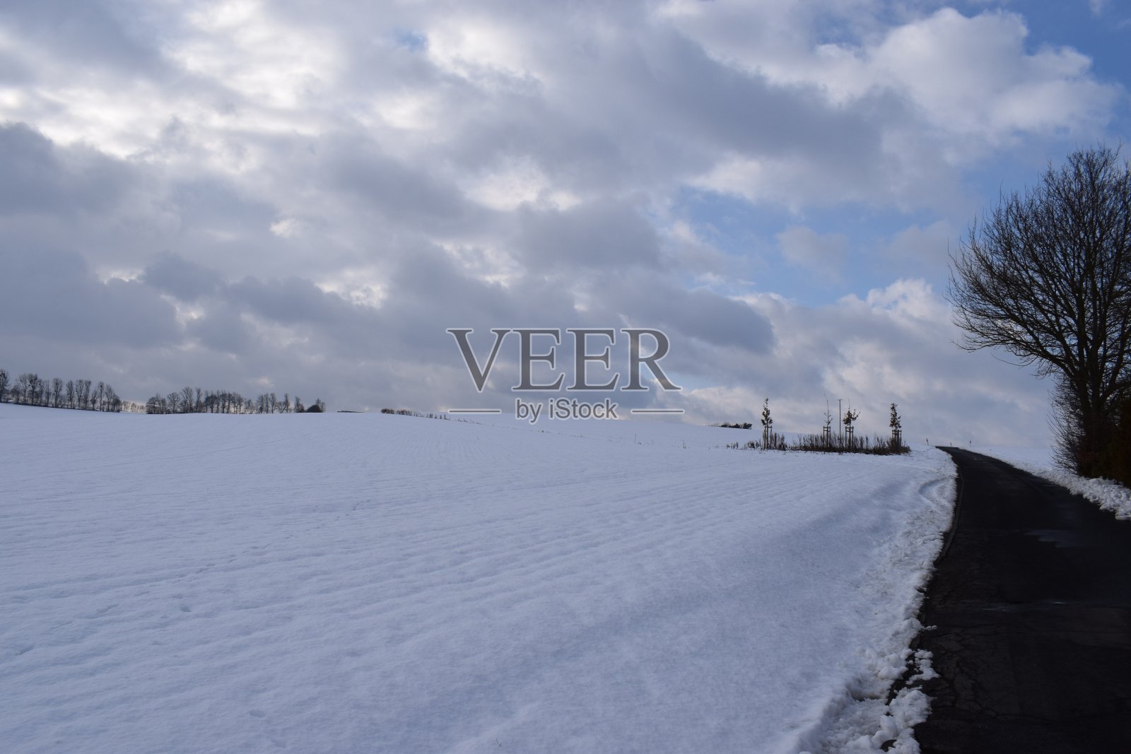 雪中陡峭狭窄的道路照片摄影图片