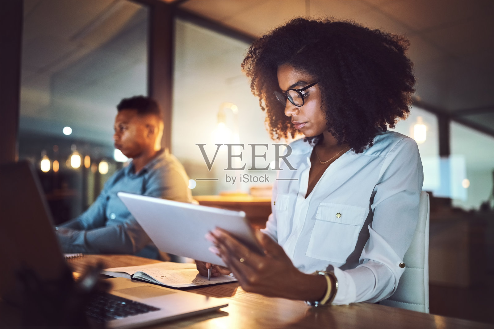 和她最能提高效率的人一起工作照片摄影图片