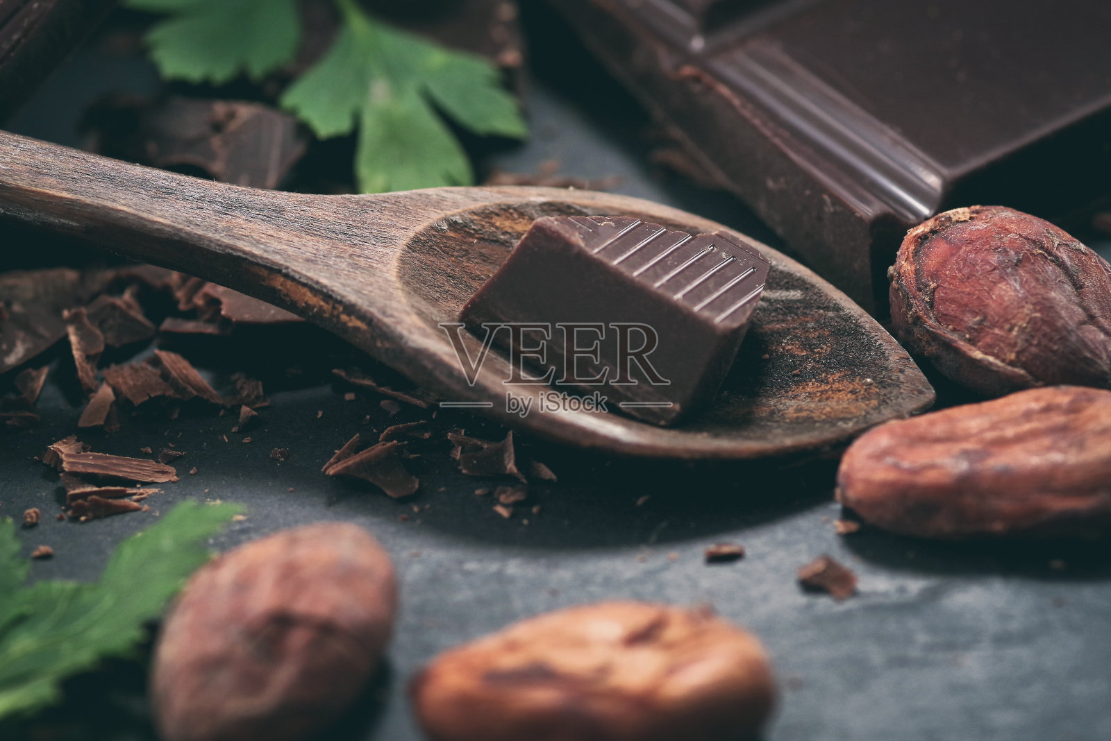碎黑巧克力，可可粉和咖啡豆照片摄影图片