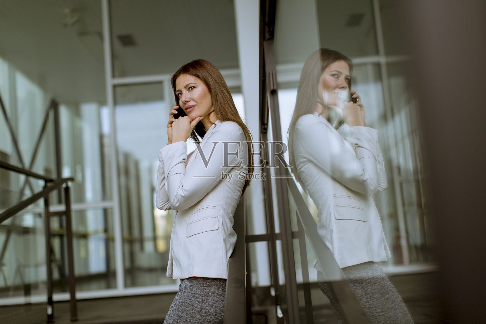 女商人在电话中交谈照片摄影图片