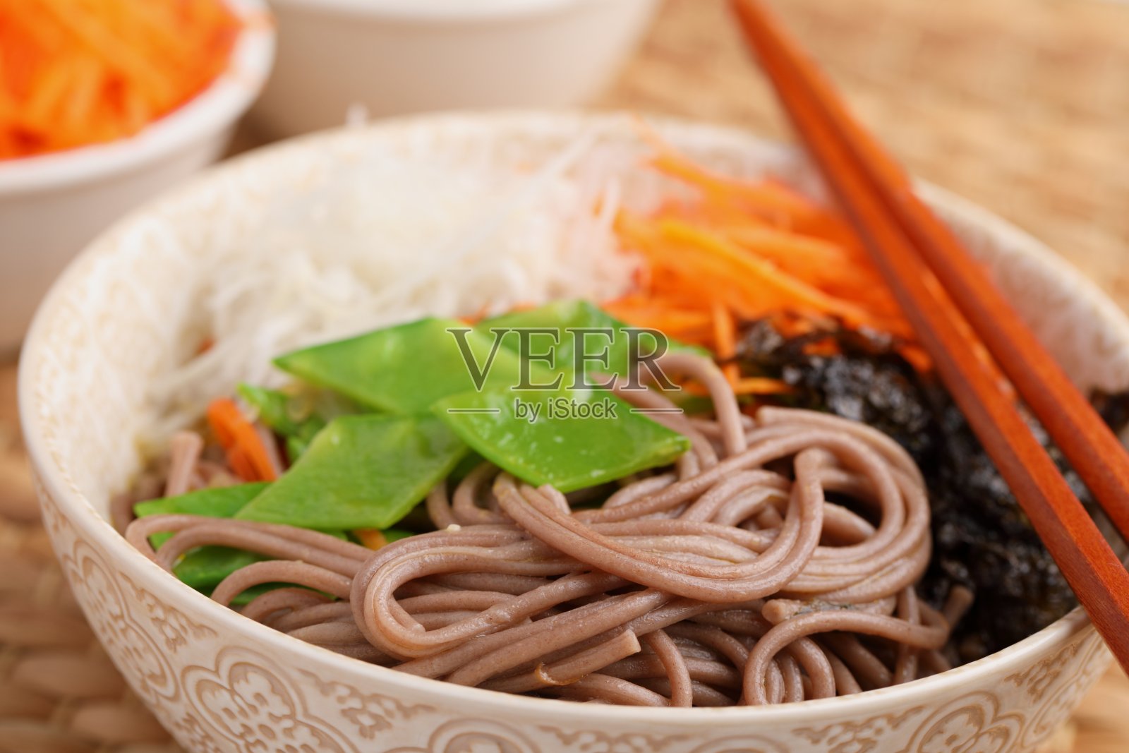 紫菜和蔬菜荞麦面汤照片摄影图片