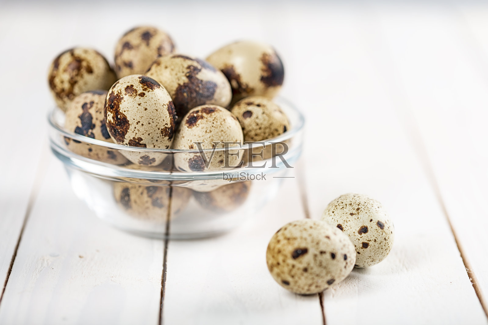 鹌鹑蛋放在木盘上，背景为白色照片摄影图片