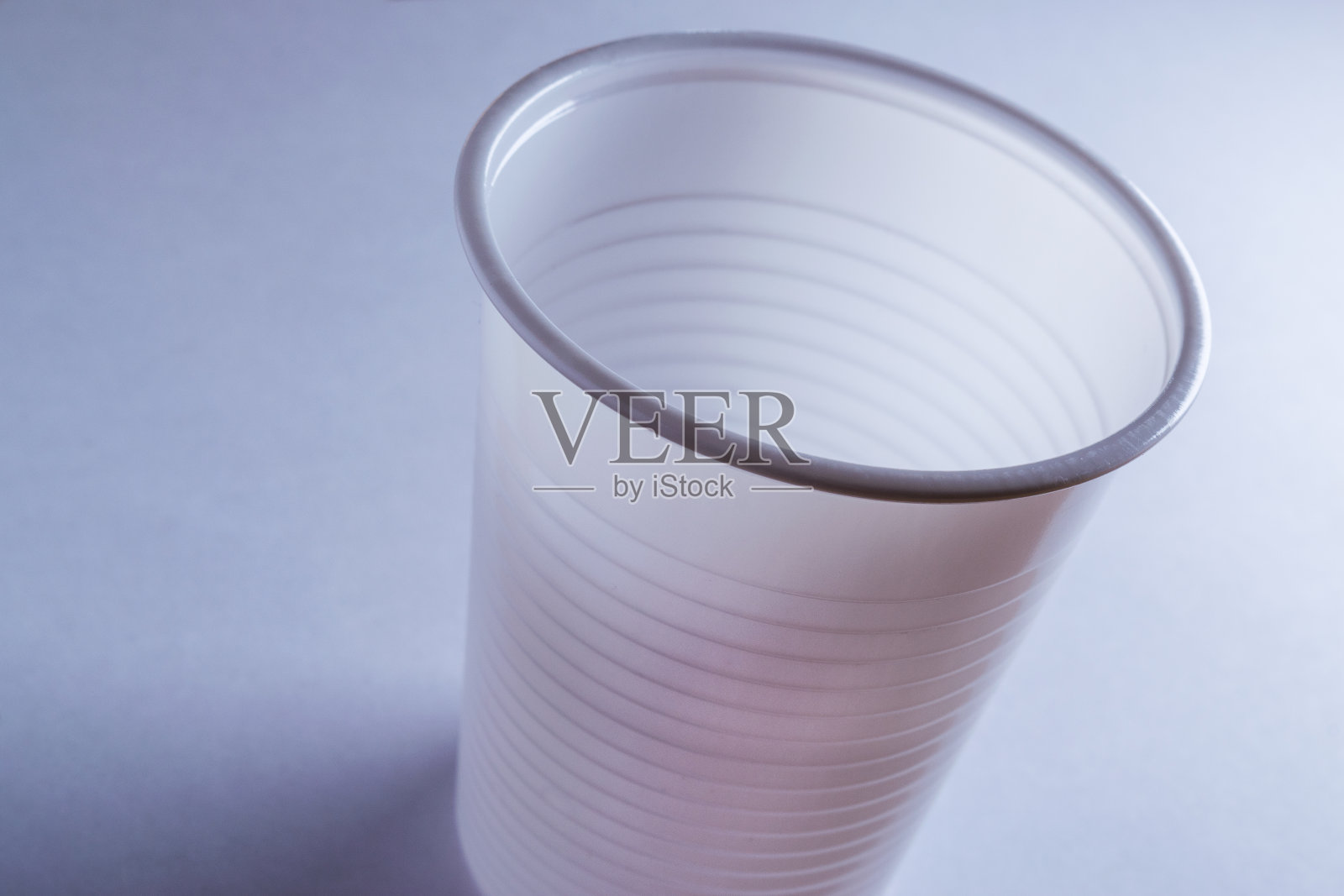 一个孤立在白色背景上的塑料杯照片摄影图片