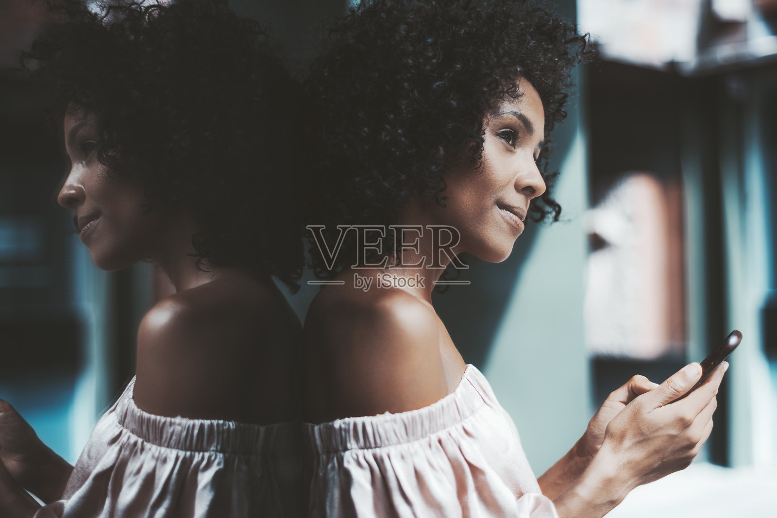 外面有手机的卷毛女孩照片摄影图片