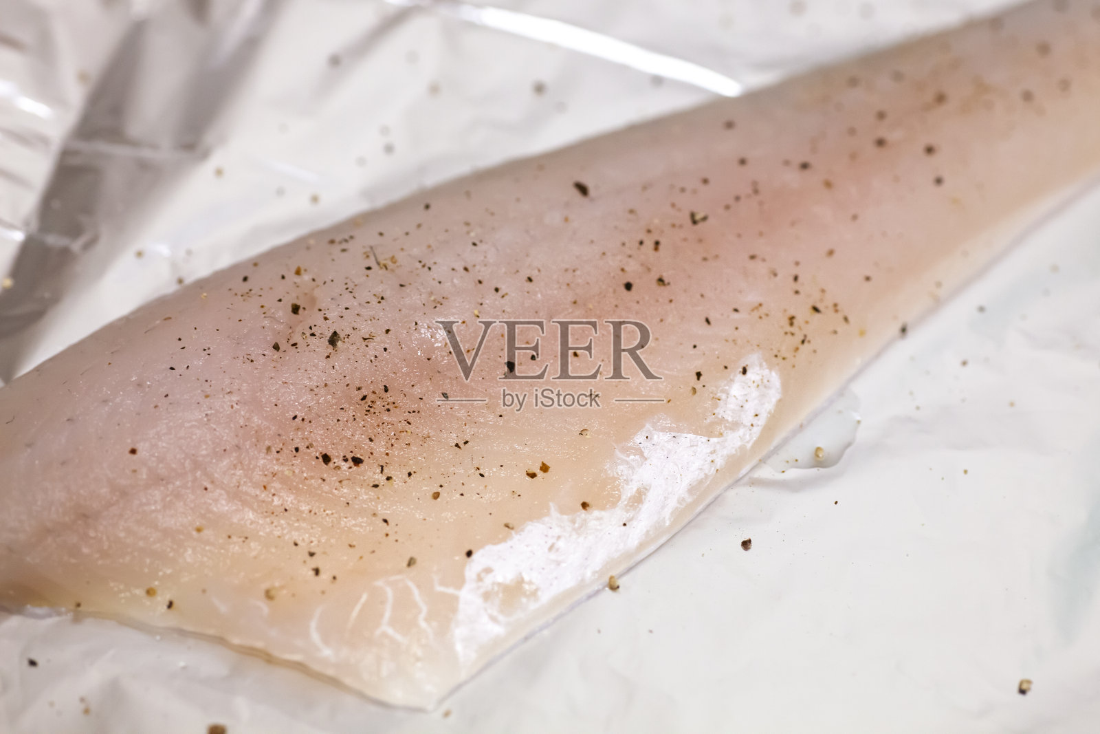 白生鱼片配调味料，放在锡箔上照片摄影图片