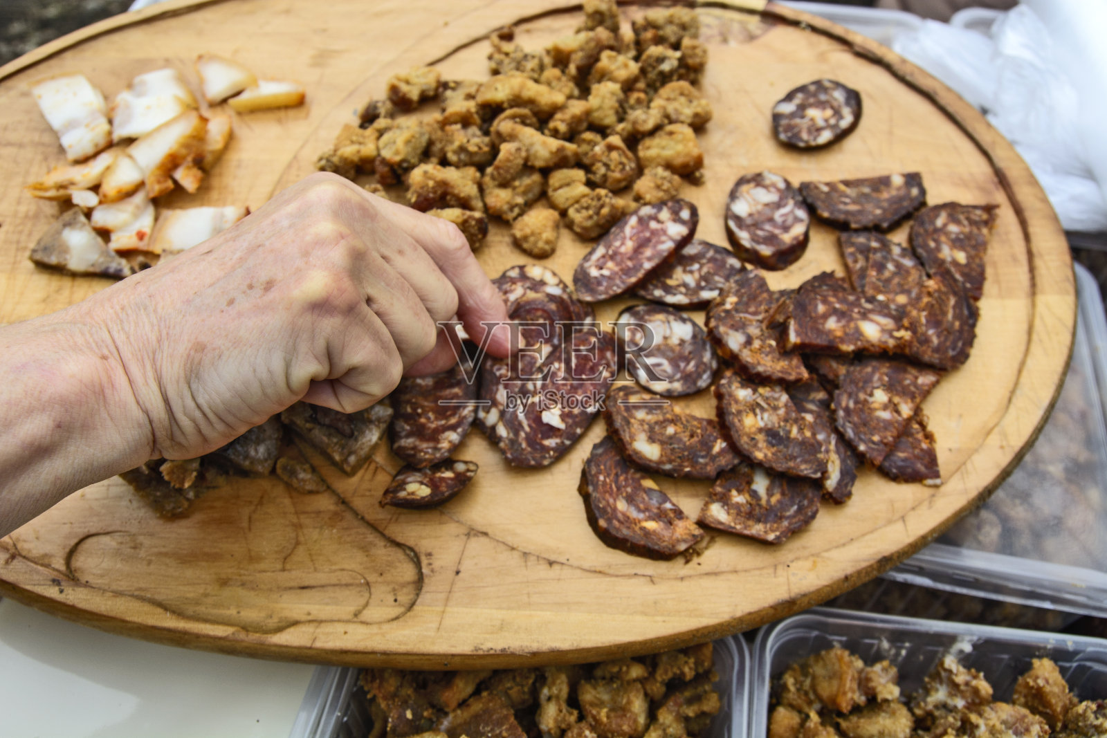 在户外品尝当地的肉制品照片摄影图片