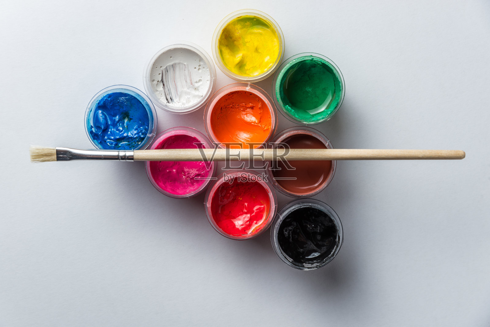 小罐彩色水粉颜料和流苏为整个框架照片摄影图片