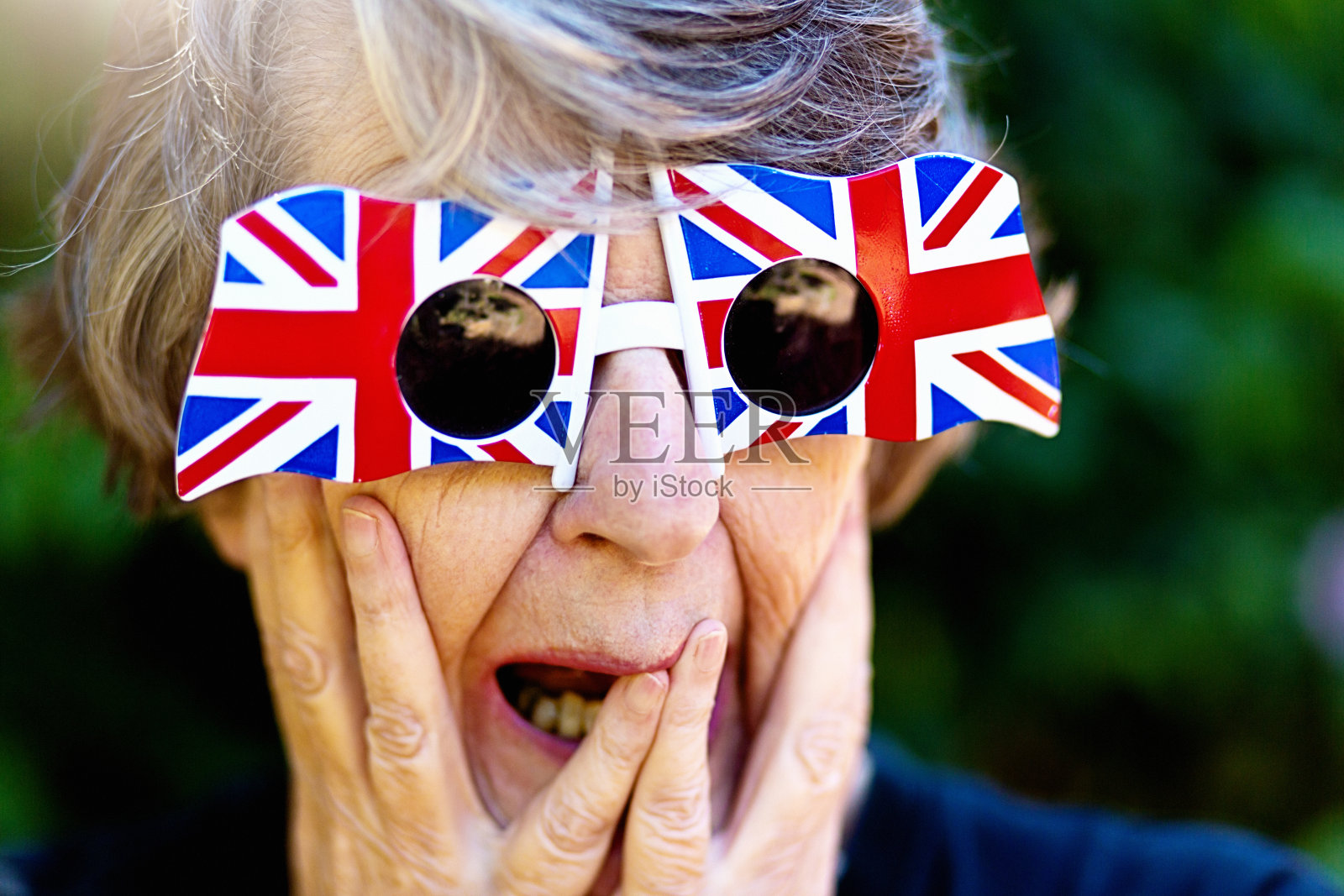 戴着英国国旗太阳镜的资深女性震惊了英国政坛照片摄影图片