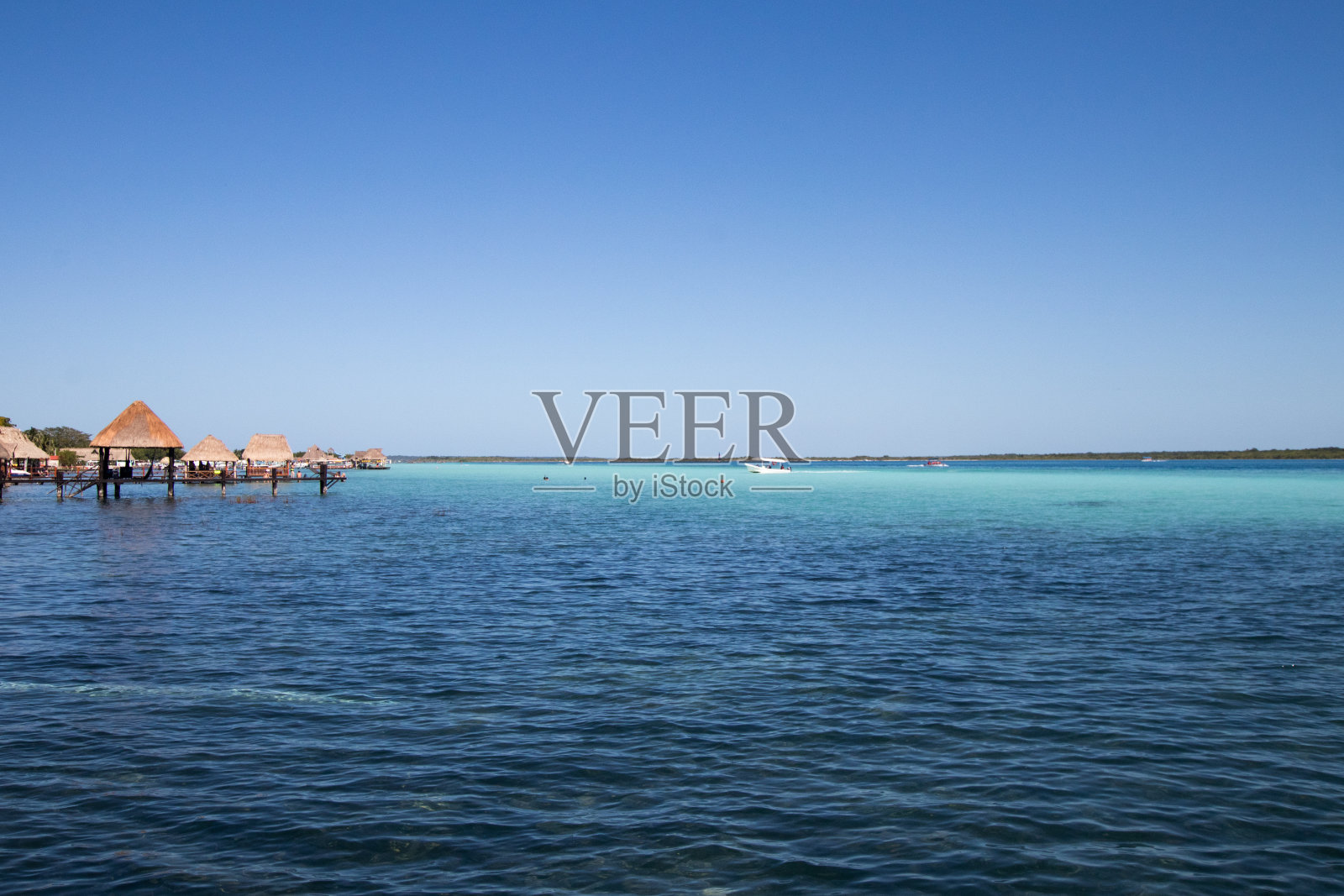 湛蓝的加勒比海，清澈的海水和湛蓝的天空。照片摄影图片