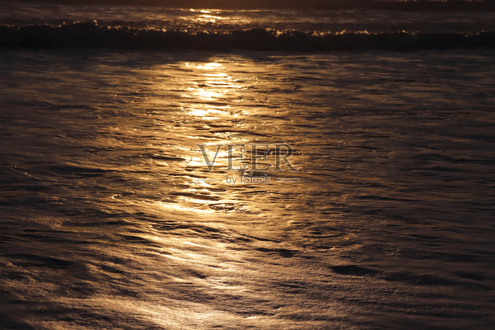 海浪和海滩上的日出照片摄影图片