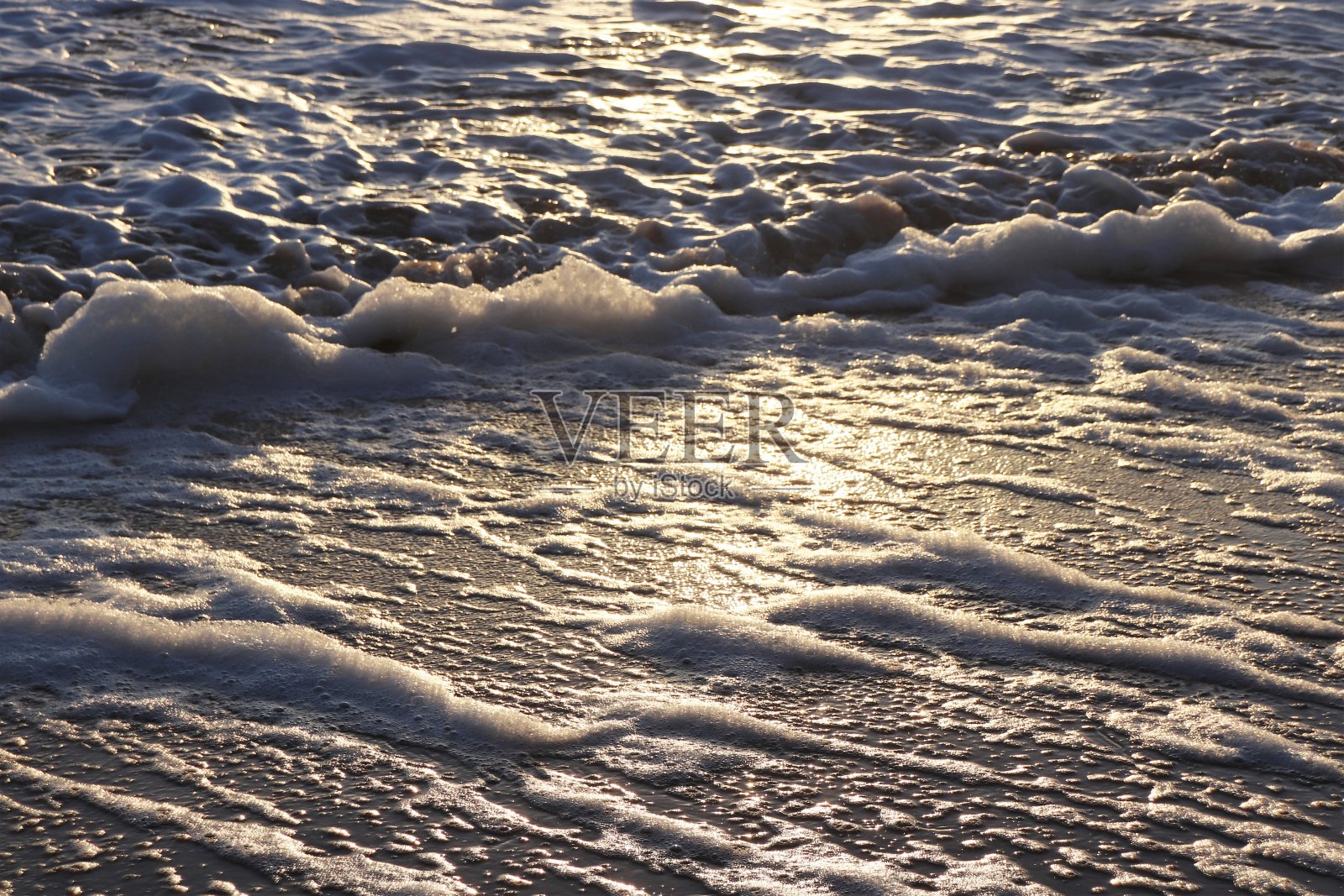 海浪和海滩上的日出照片摄影图片