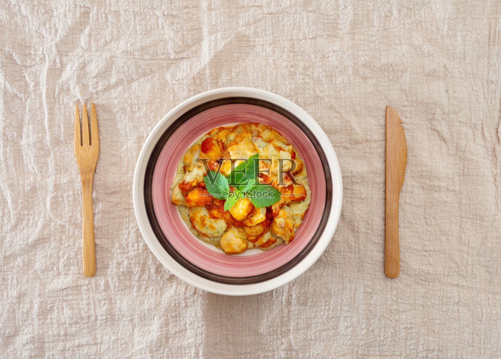 这道菜由熟鸭肉，脱水土豆，新鲜蘑菇奶油和奶酪制成照片摄影图片