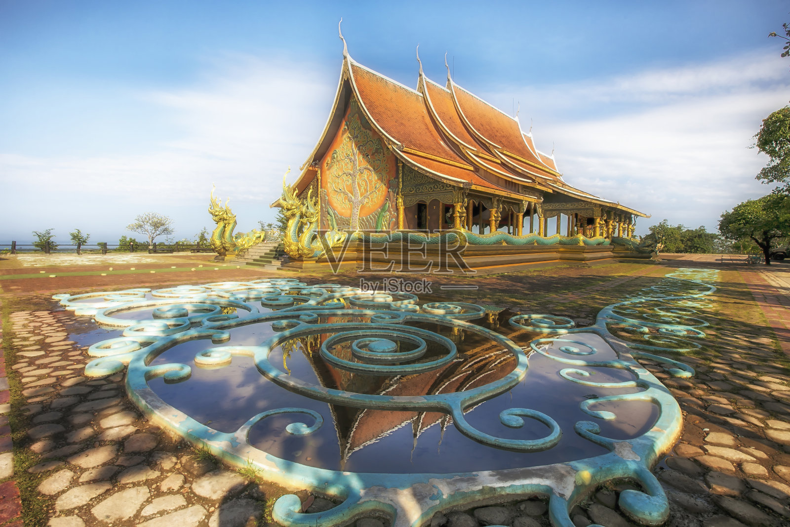 泰国乌汶府，美丽的白天和蓝天背景下的佛寺或诗琳通Wararam寺照片摄影图片