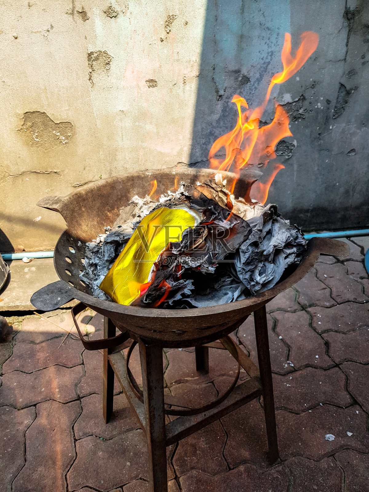 中国的传统是焚烧金银纸钱来祭奠先人的灵魂照片摄影图片