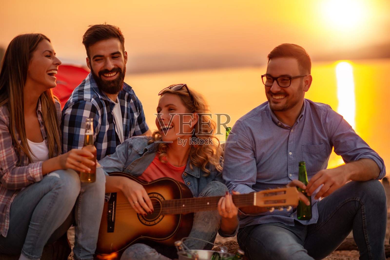 一群人在海滩上野餐照片摄影图片